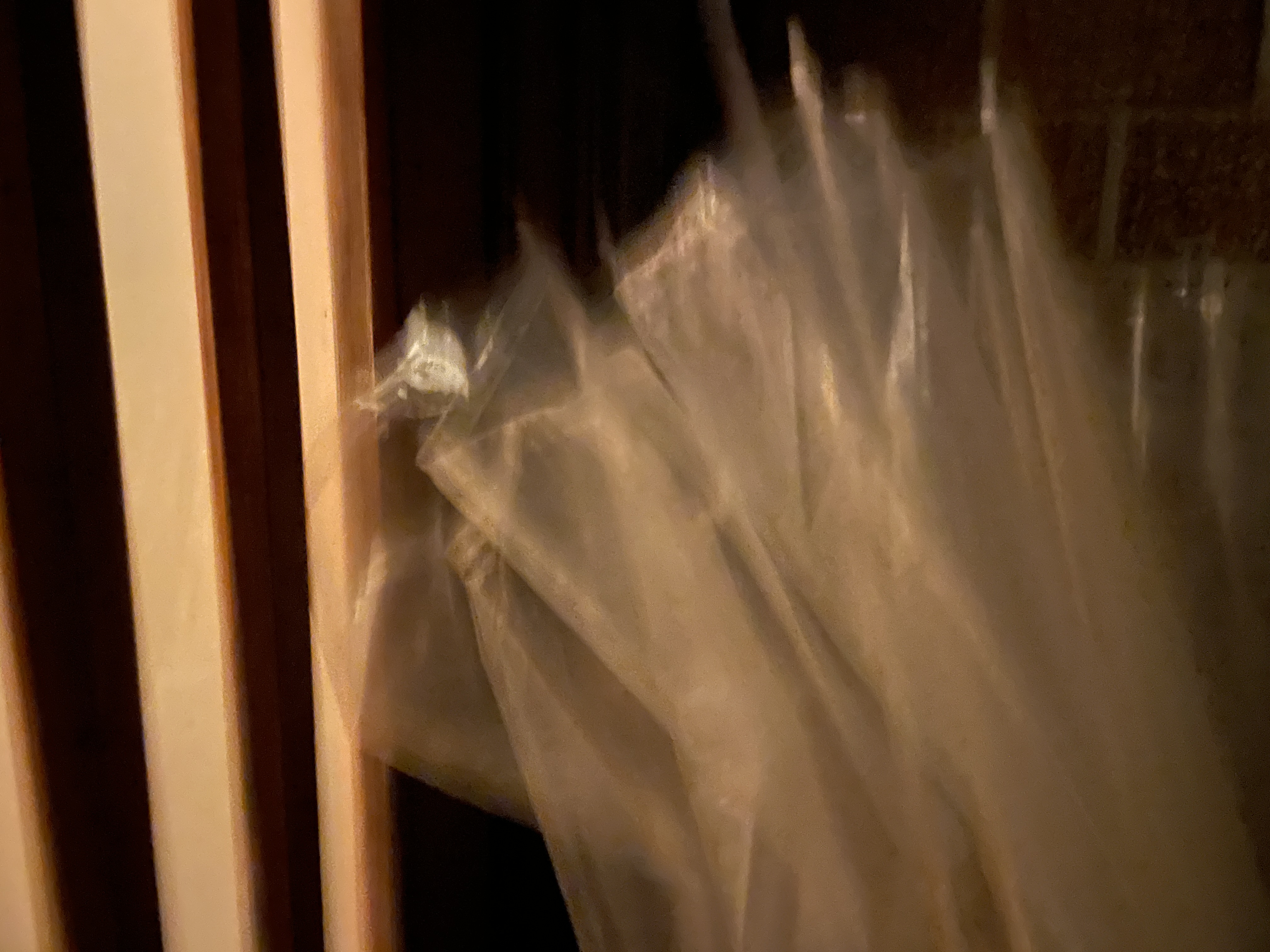 暖色の光の中でぼけた室内