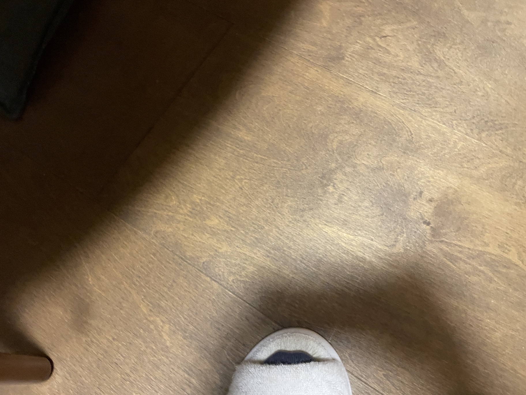 テーブルの上のマグカップと機材
